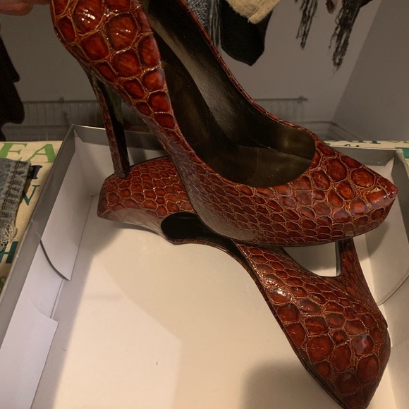 Barely worn heels - Picture 3 of 8